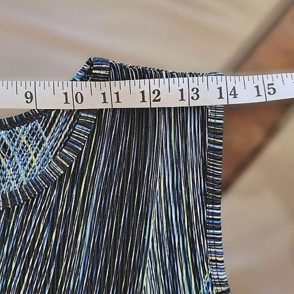 Vtg crimped turquoise wave print on black sleeveless tank blouse - Picture 5 of 7